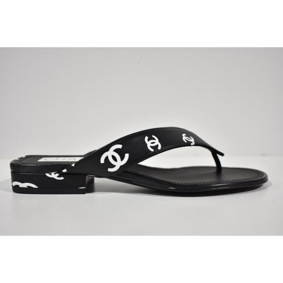 Chanel 22S Black White Printed Lambskin CC Logo Thong Flat Flip Flop Sandal 40.5 - Picture 1 of 9